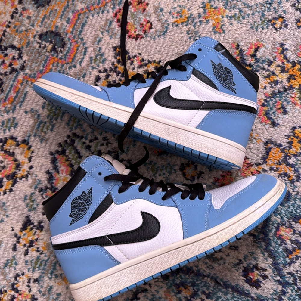 Air Jordan 1 Retro High 'University Blue'
